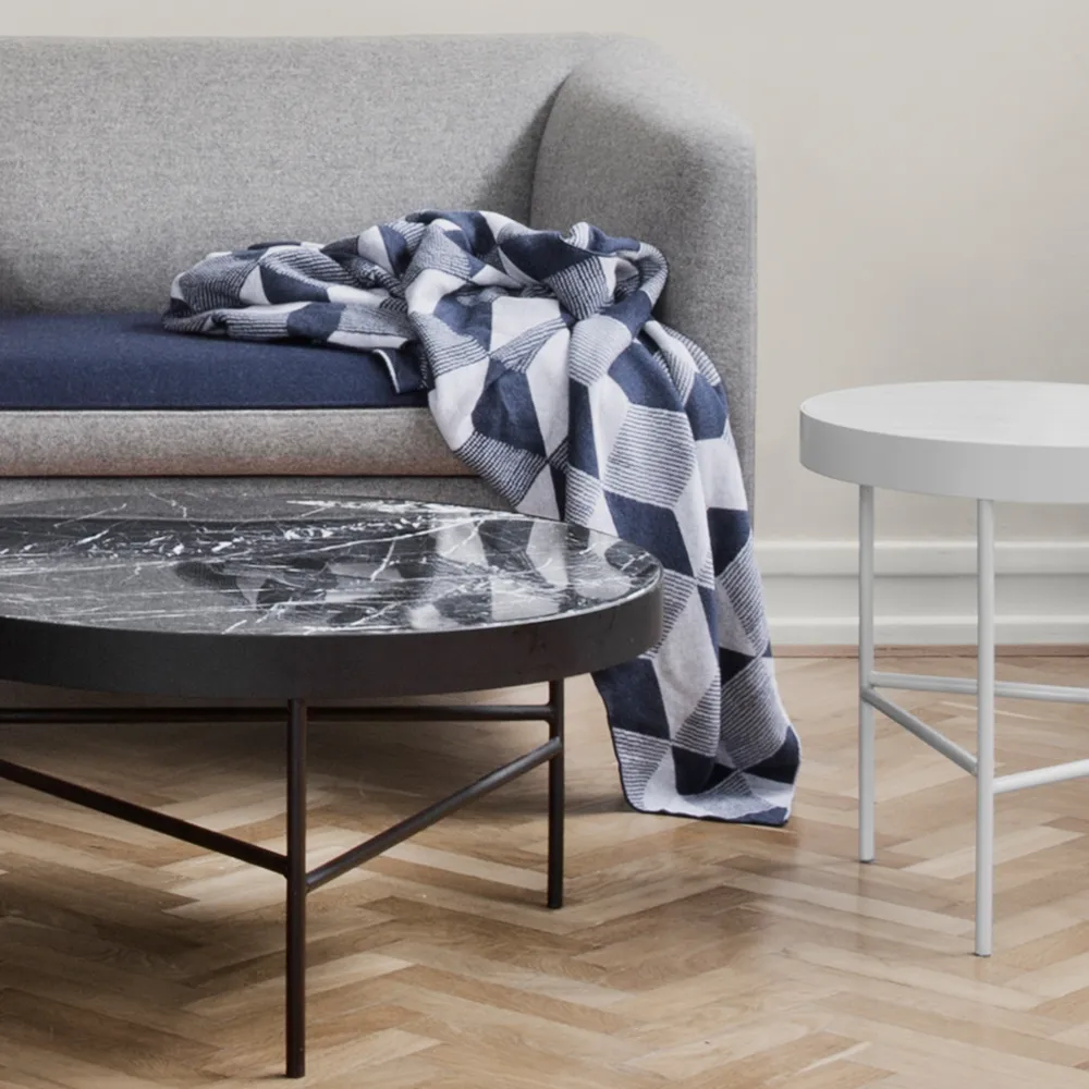 Mesa de centro Marble Table, Mármol negro, medium, base negra Ferm Living