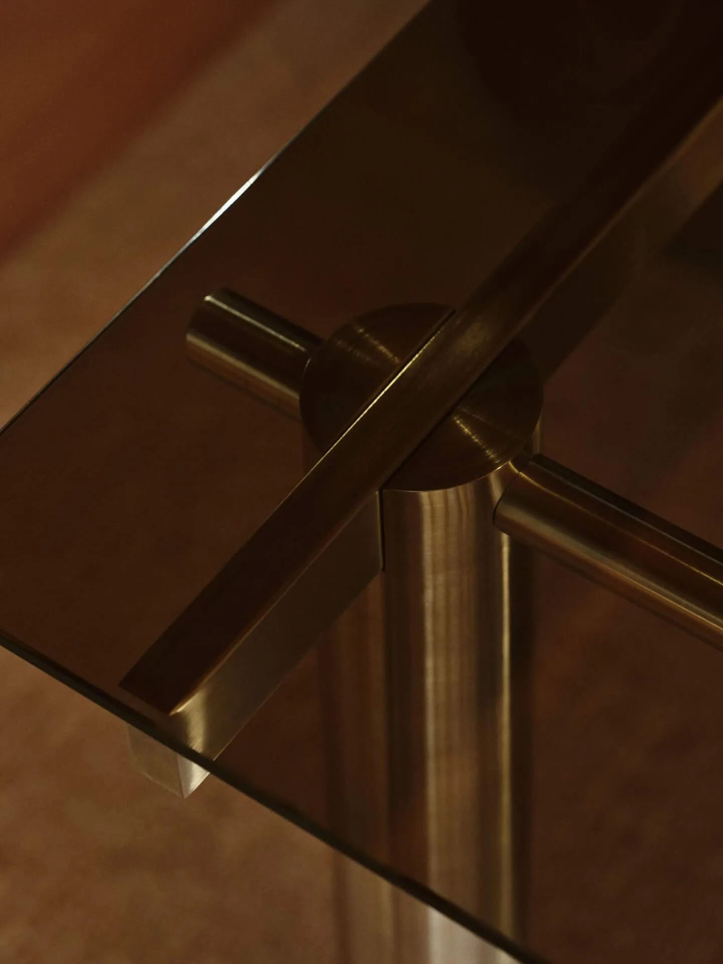 Mesa de comedor Atura, Brushed Stainless Steel/Dark Tinted Glass, 90x200 cm Ferm Living
