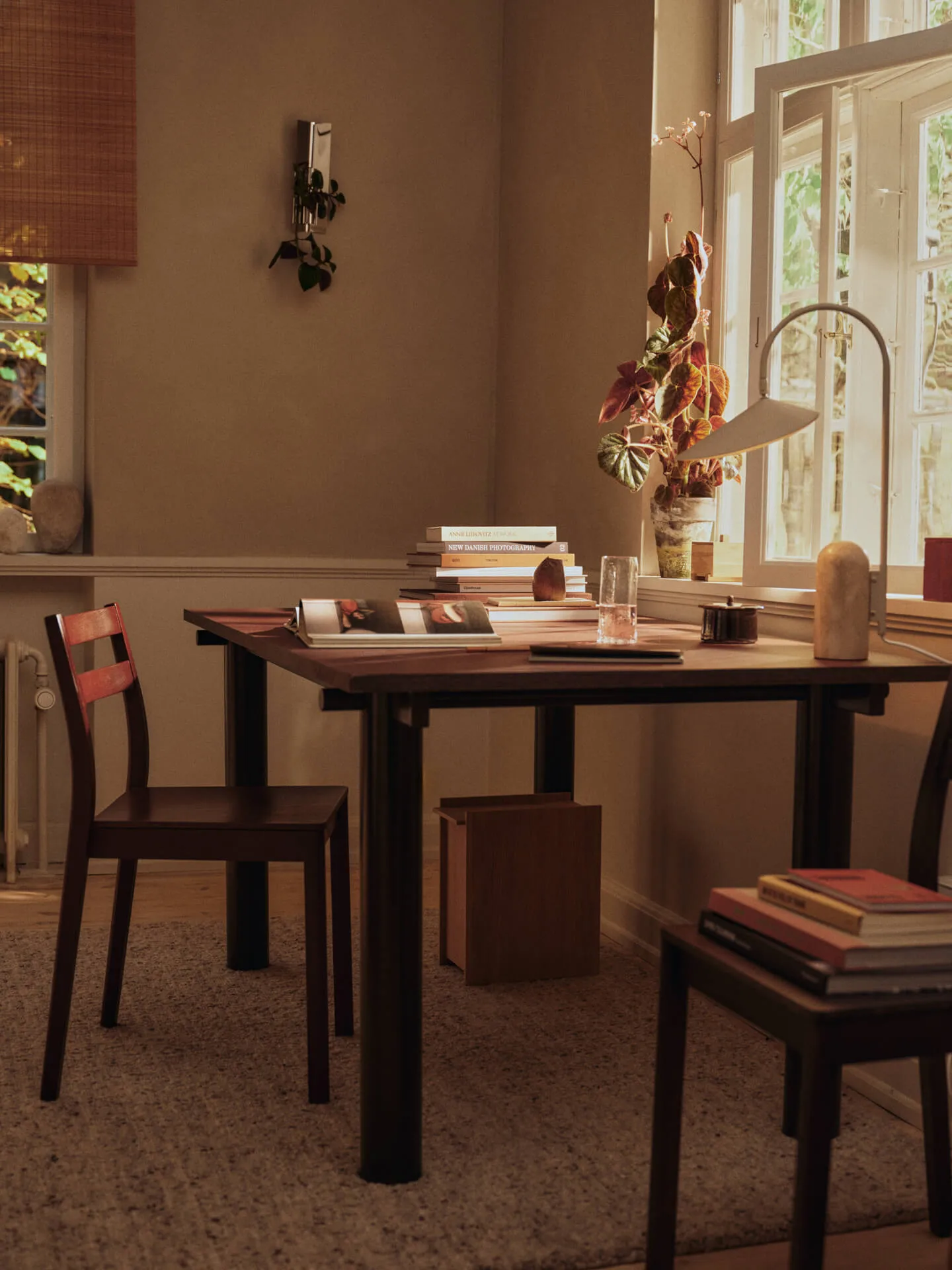 Mesa de comedor Atura, Dark chocolate-burgundy, 90x160 cm Ferm Living