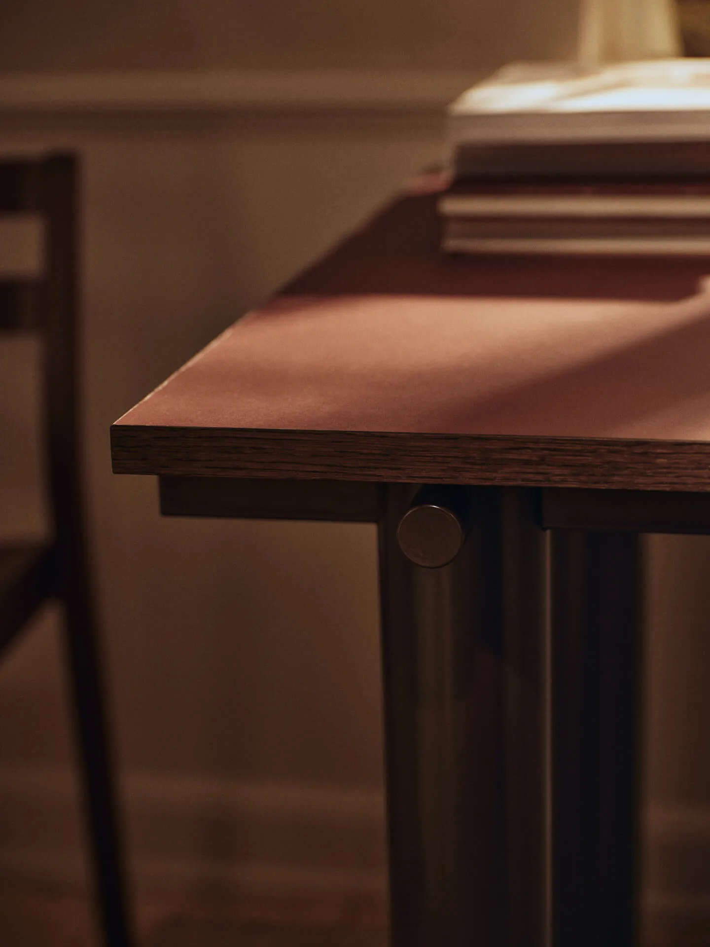 Mesa de comedor Atura, Dark chocolate-burgundy, 90x160 cm Ferm Living