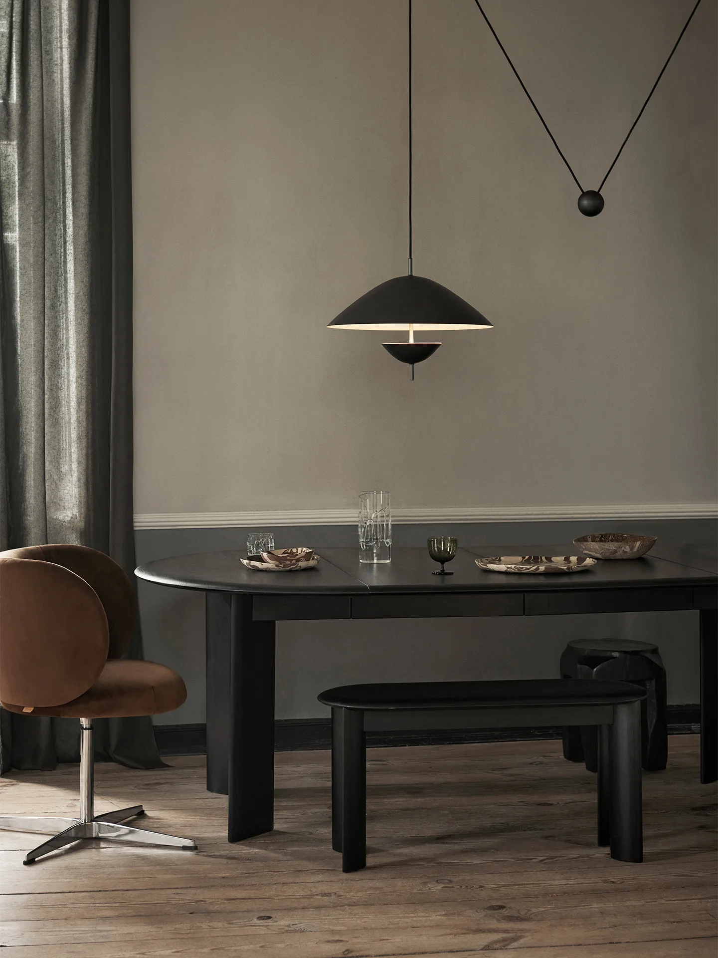 Mesa de comedor Bevel Extendable, Haya negra aceitada, incluye 2 hoja de extensión Ferm Living