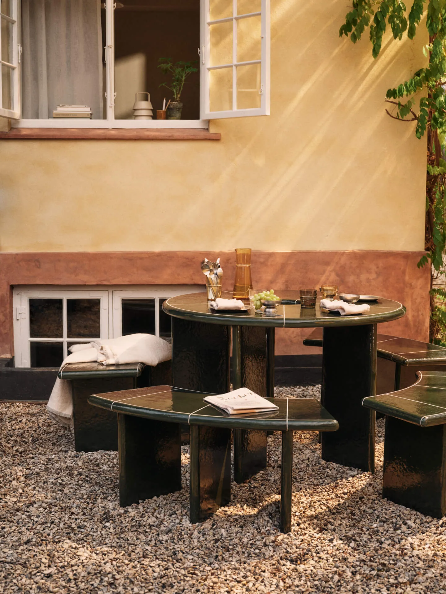 Mesa de comedor Deya, Dark green, Ø120x75 cm Ferm Living