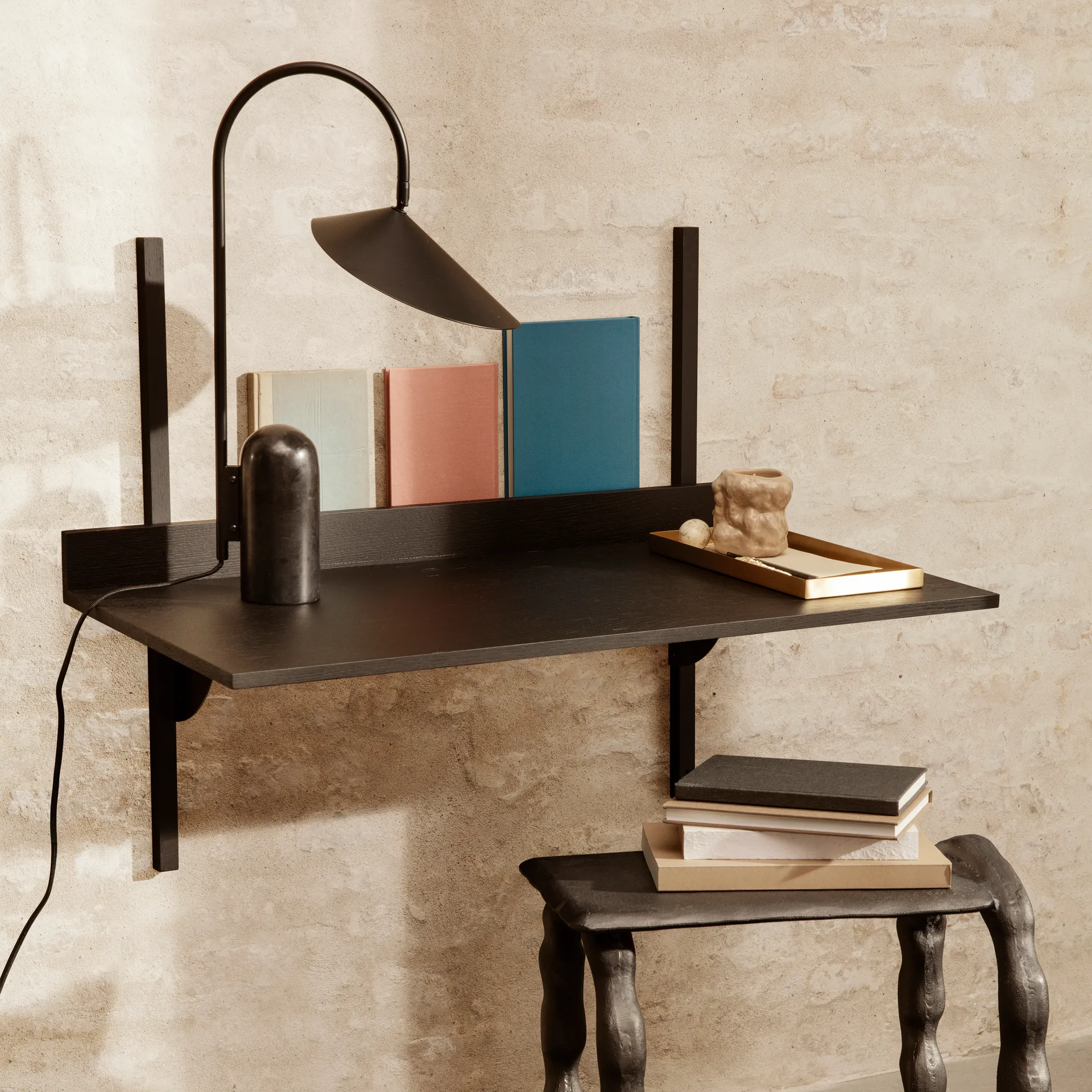 Mesa escritorio Sector, Black ash-black brass Ferm Living
