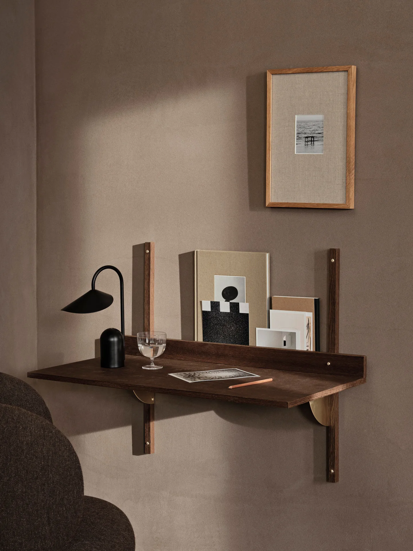 Mesa escritorio Sector, Smoked Oak, brass Ferm Living