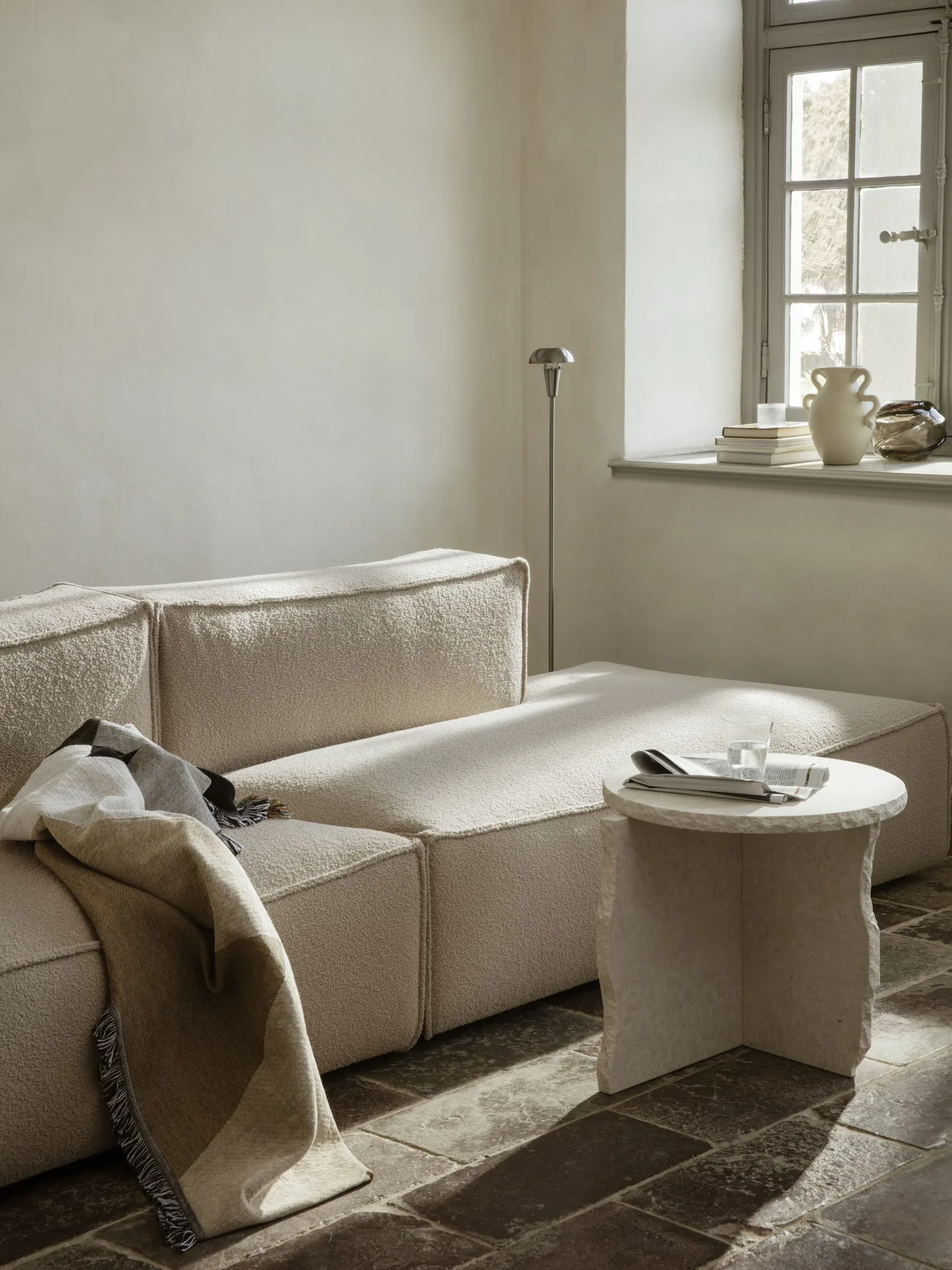 Mesa Mineral Sculptural Ø52 cm, Bianco Curia Ferm Living