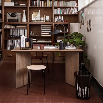 Mesa Mingle - Walnut veneer, 210cm, patas en ángulo en chapa de nogal - Ferm Living