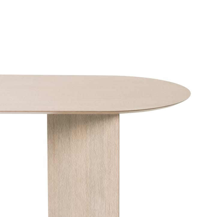 Mesa ovalada Mingle, Oak natural veneer, patas en ángulo Ferm Living