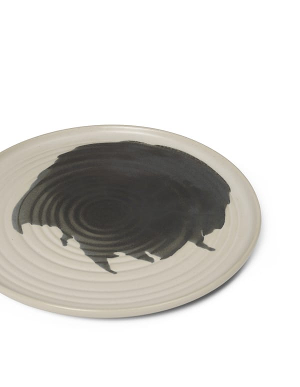 Plato Omhu ⌀26,5 cm - off white-charcoal - Ferm LIVING