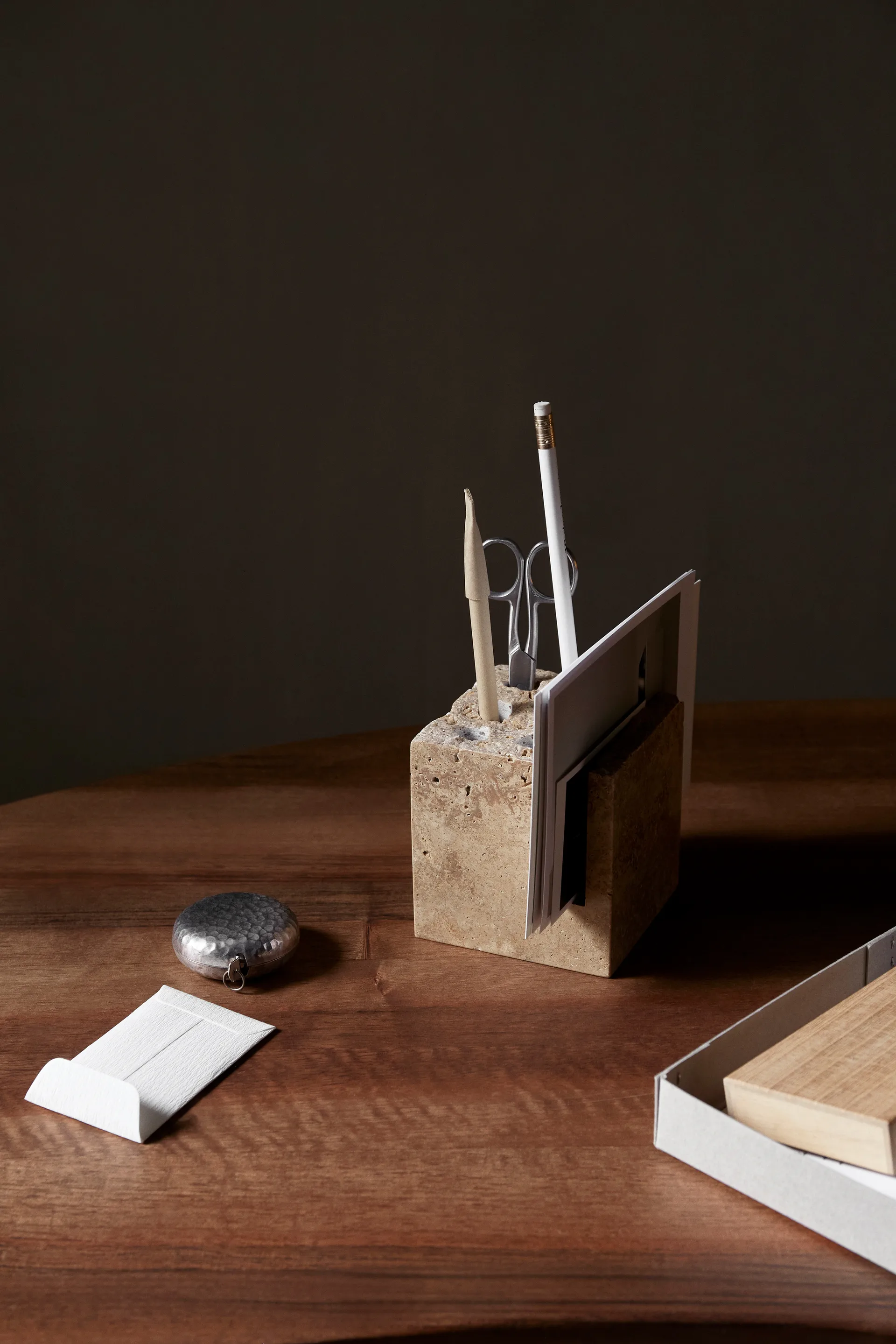 Portalápices Klint 9x9 cm, Beige travertin Ferm Living