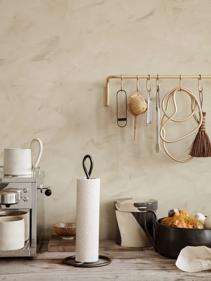 Portarrollos de papel cocina Curvature, negro latón Ferm Living