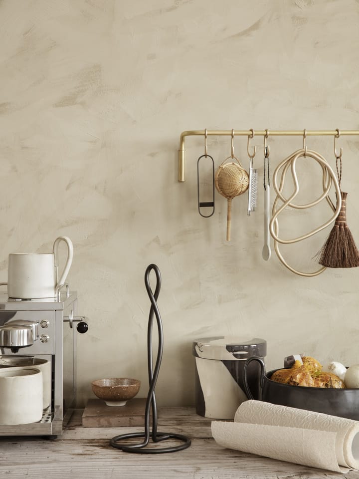 Portarrollos de papel cocina Curvature, negro latón Ferm Living