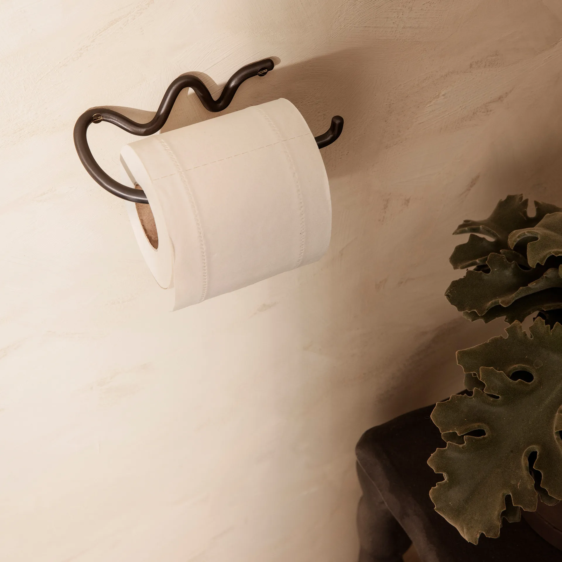 Portarrollos para papel higiénico Curvature, latón negro Ferm Living
