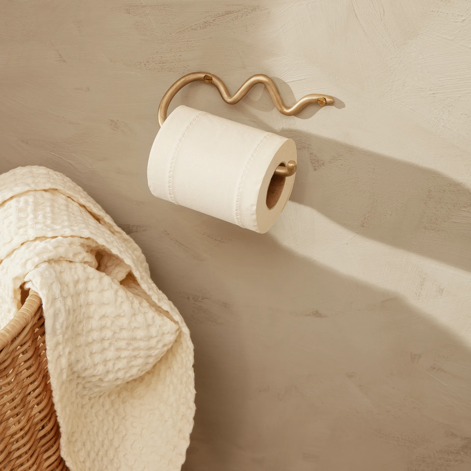 Portarrollos para papel higiénico Curvature, latón Ferm Living