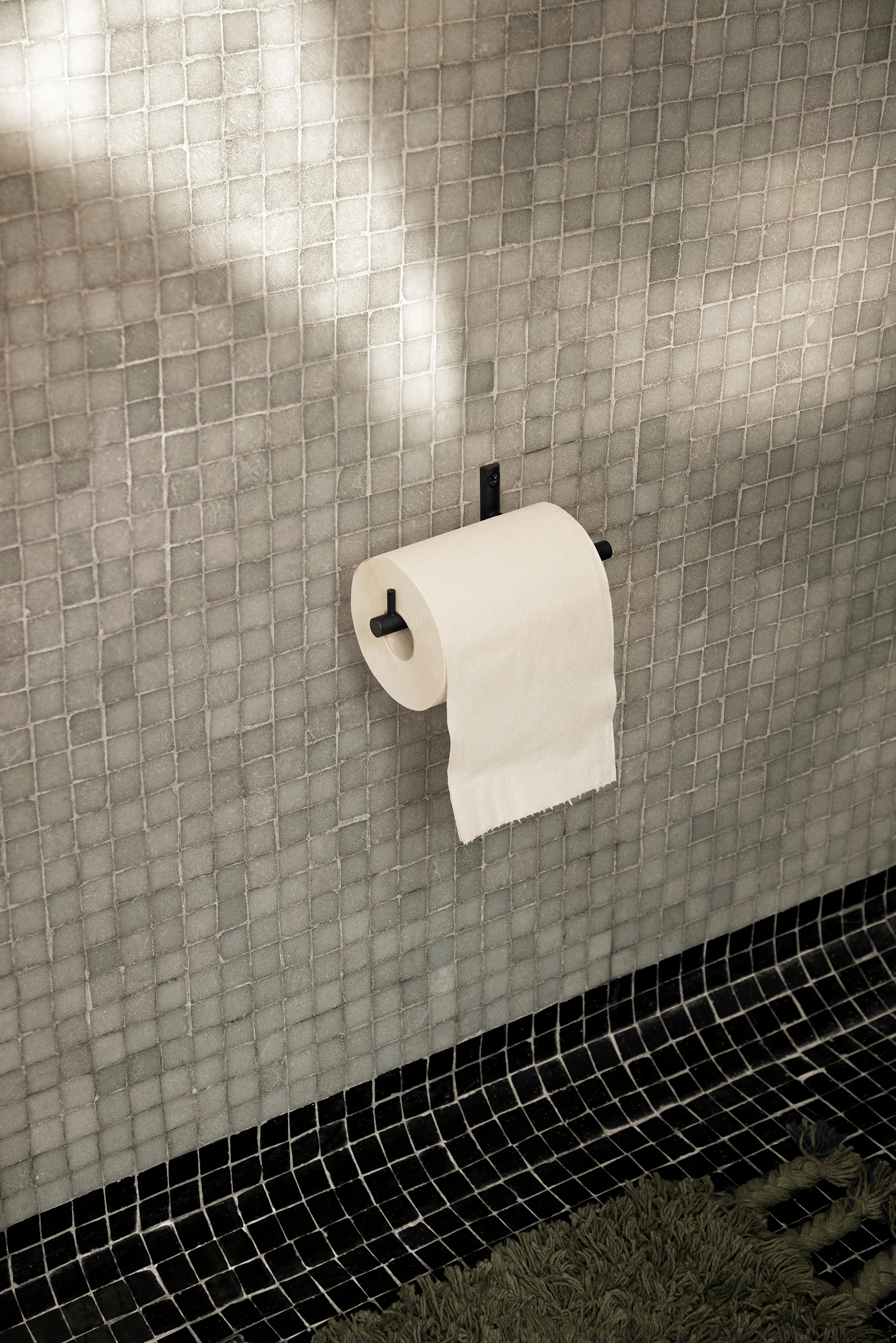 Portarrollos para papel higiénico Dora, Black Ferm Living
