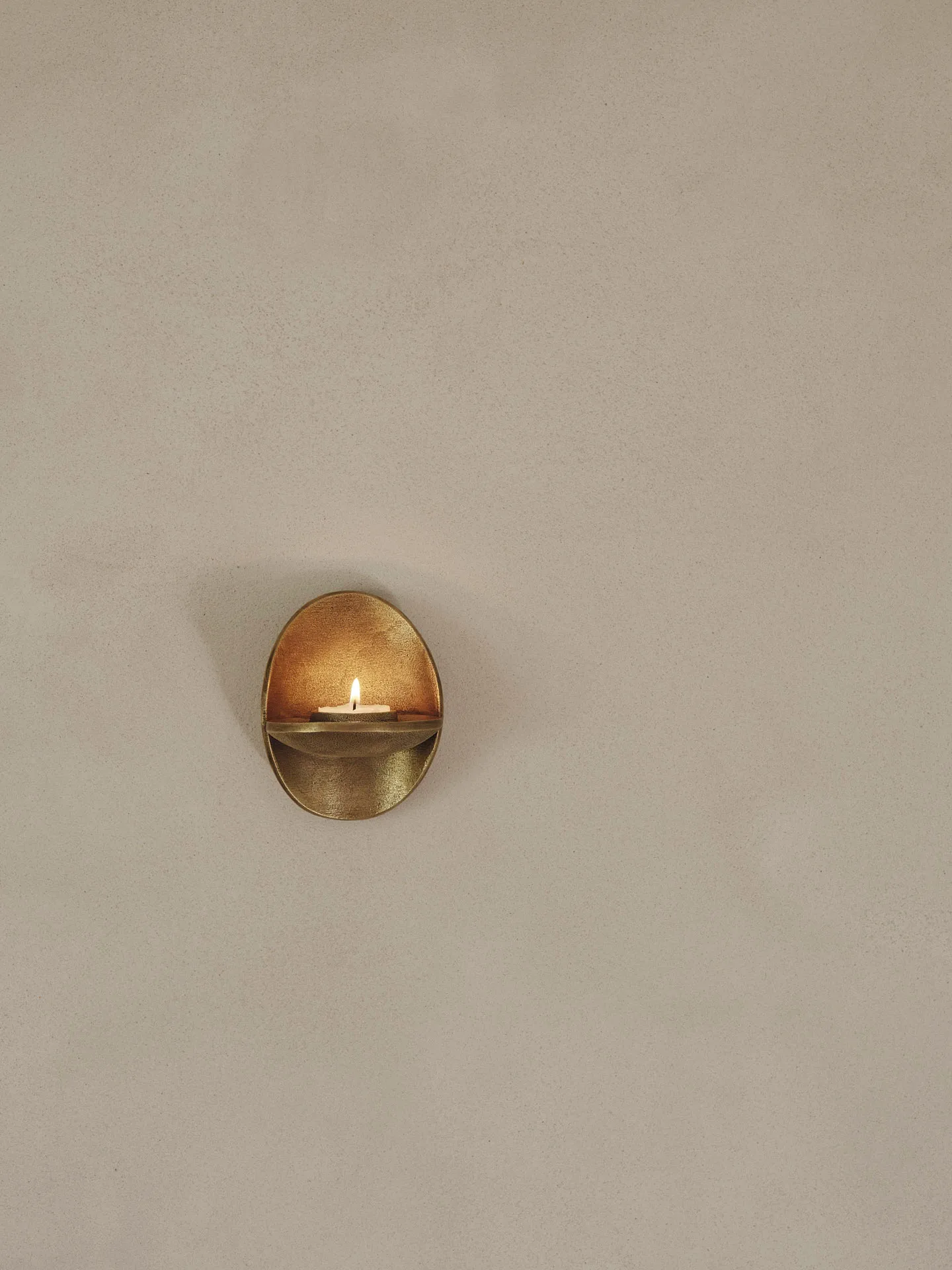 Portavelas de pared Agapé, Brass finish Ferm Living