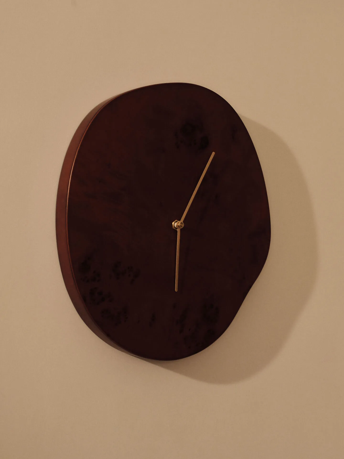 Reloj de pared Melt 28x33 cm, Dark stained burl Ferm Living