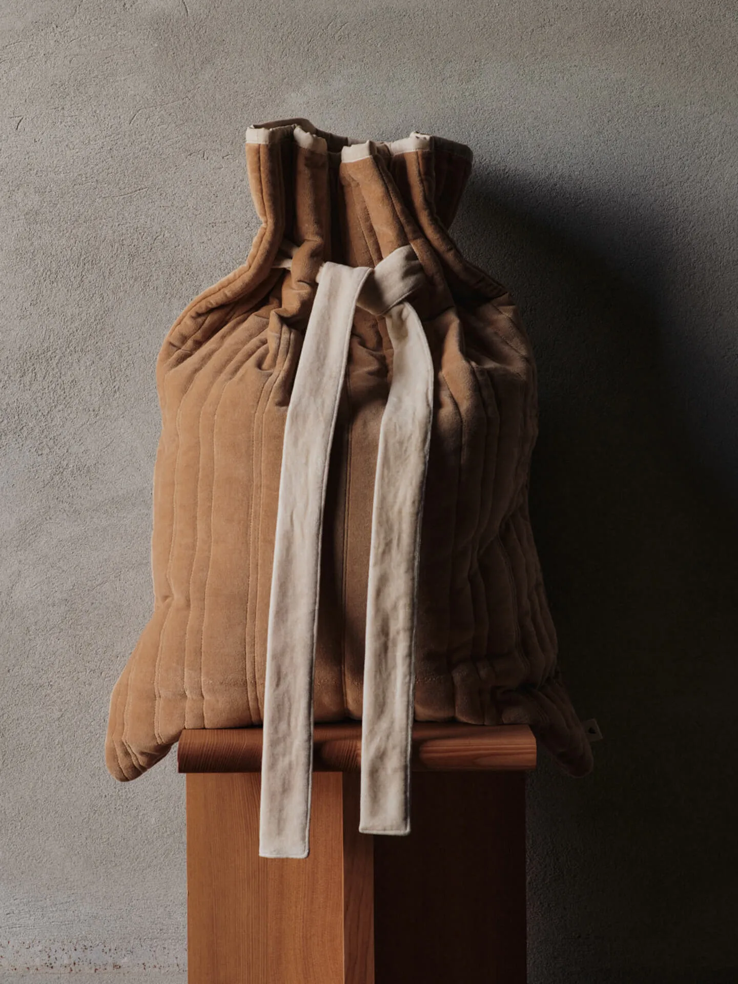 Saco Vari quilted 50x70 cm, Velvet-tan Ferm Living