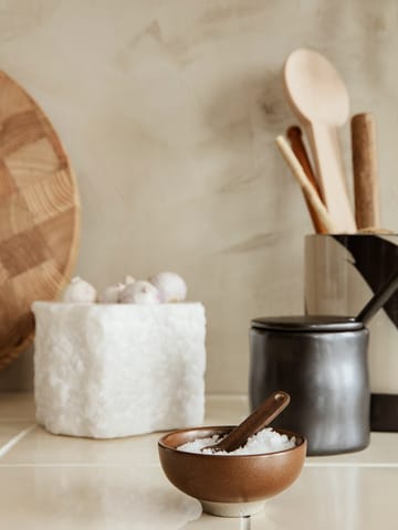 Salero con cuchara Petite 2 piezas - Chocolate - Ferm Living