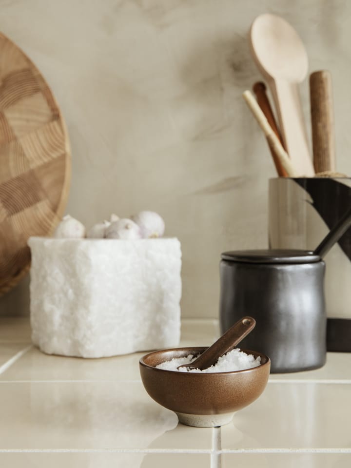 Salero con cuchara Petite 2 piezas, Chocolate Ferm Living