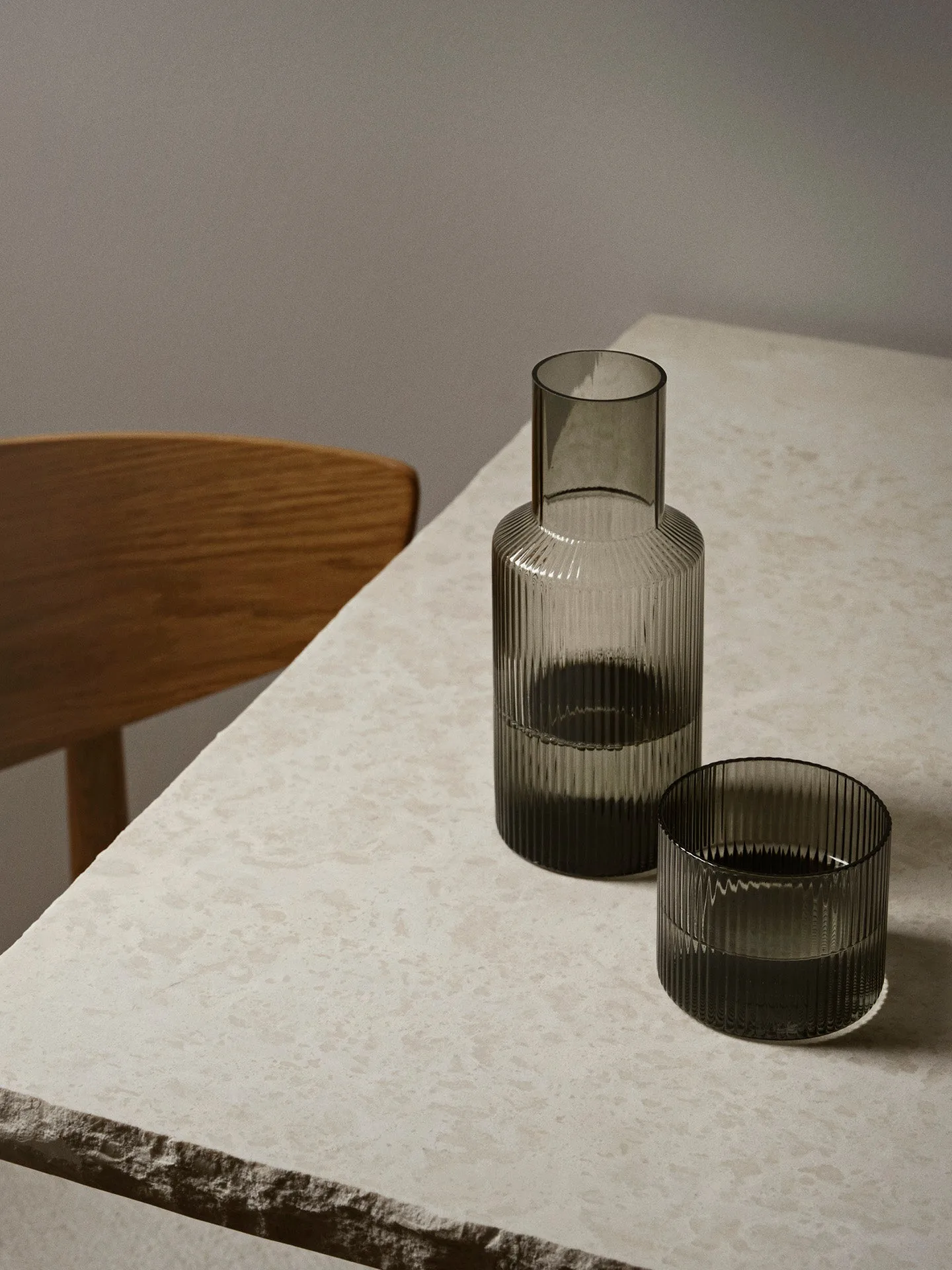 Set de jarra y vaso Ripple small, smoked grey Ferm Living
