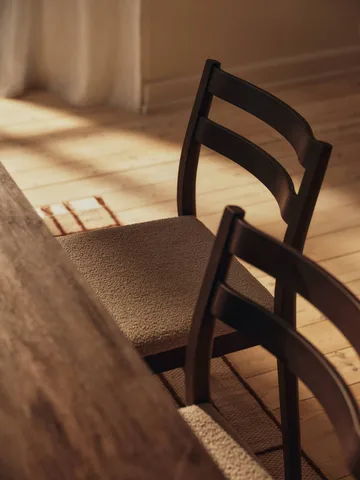 Silla Boda - Asiento tapizado soft bouclé, haya teñida oscura-natural - Ferm Living