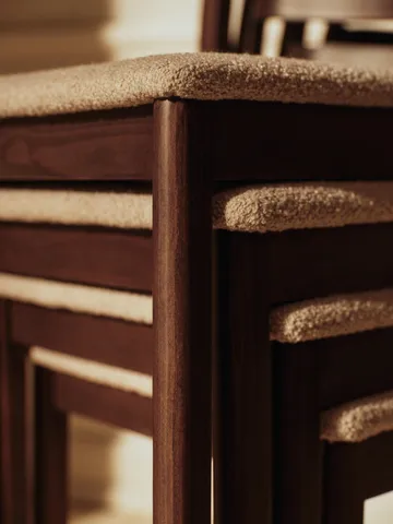 Silla Boda - Asiento tapizado soft bouclé, haya teñida oscura-natural - Ferm Living