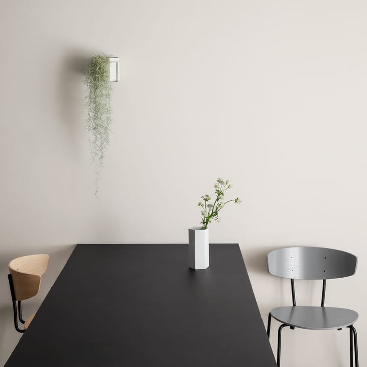 Silla Herman, Black, patas de fresno lacado negro Ferm Living