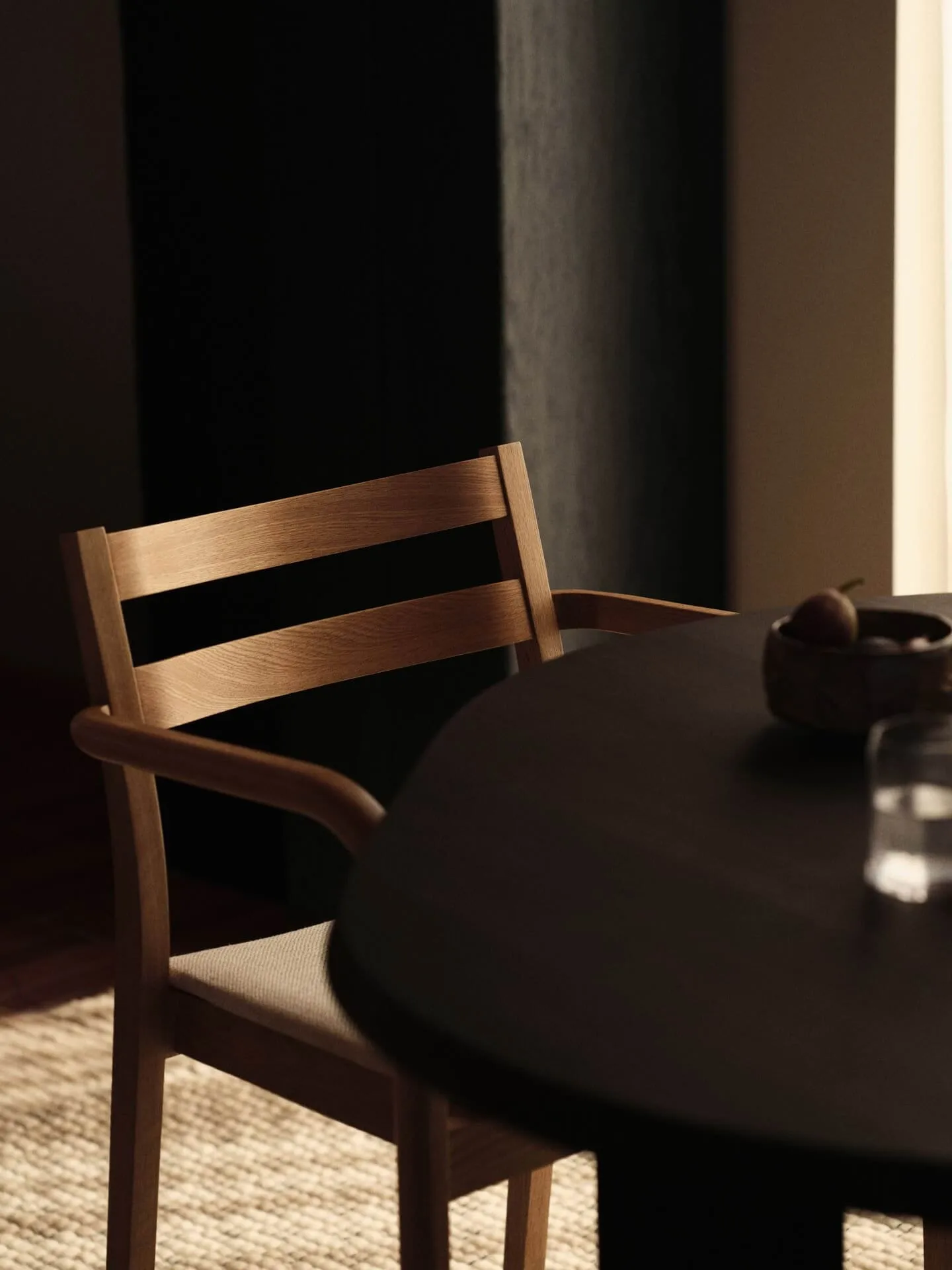 Sillón con reposabrazos Boda, Asiento tapizado, natural oak-off-white Ferm Living