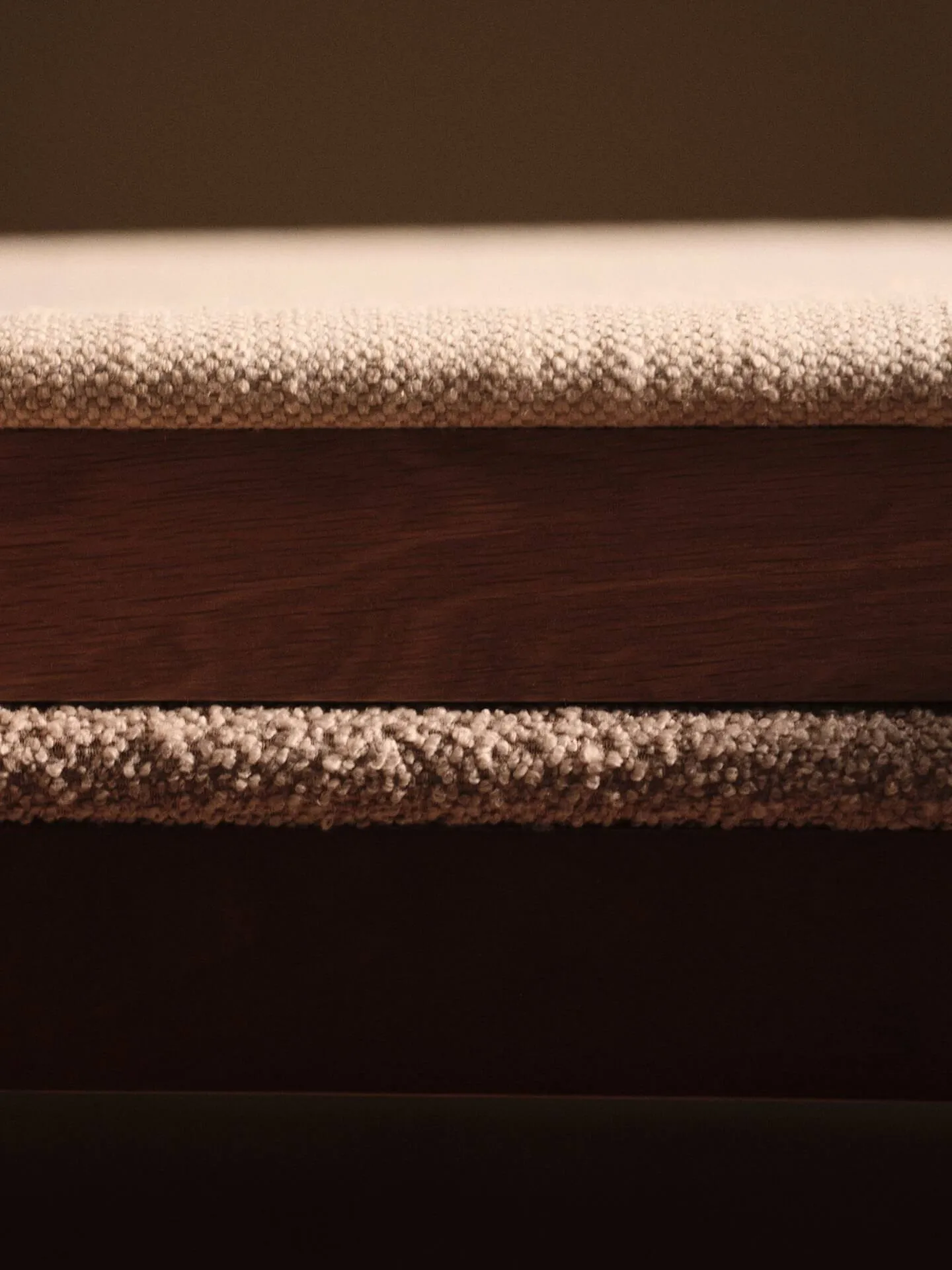 Sillón con reposabrazos Boda, Asiento tapizado soft bouclé, dark stained beech-natural Ferm Living