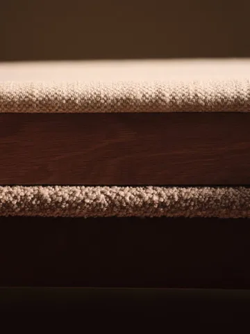 Sillón con reposabrazos Boda - Asiento tapizado soft bouclé, dark stained beech-natural - Ferm Living