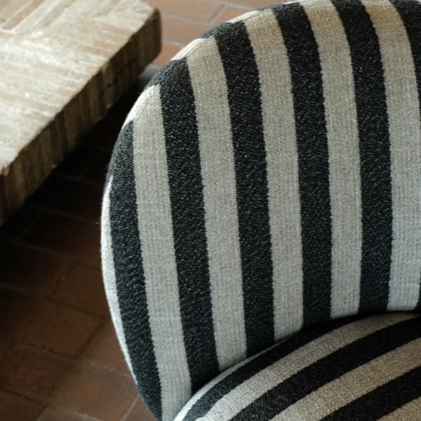 Sillón Rico lounge chair, Louisiana sand black Ferm Living