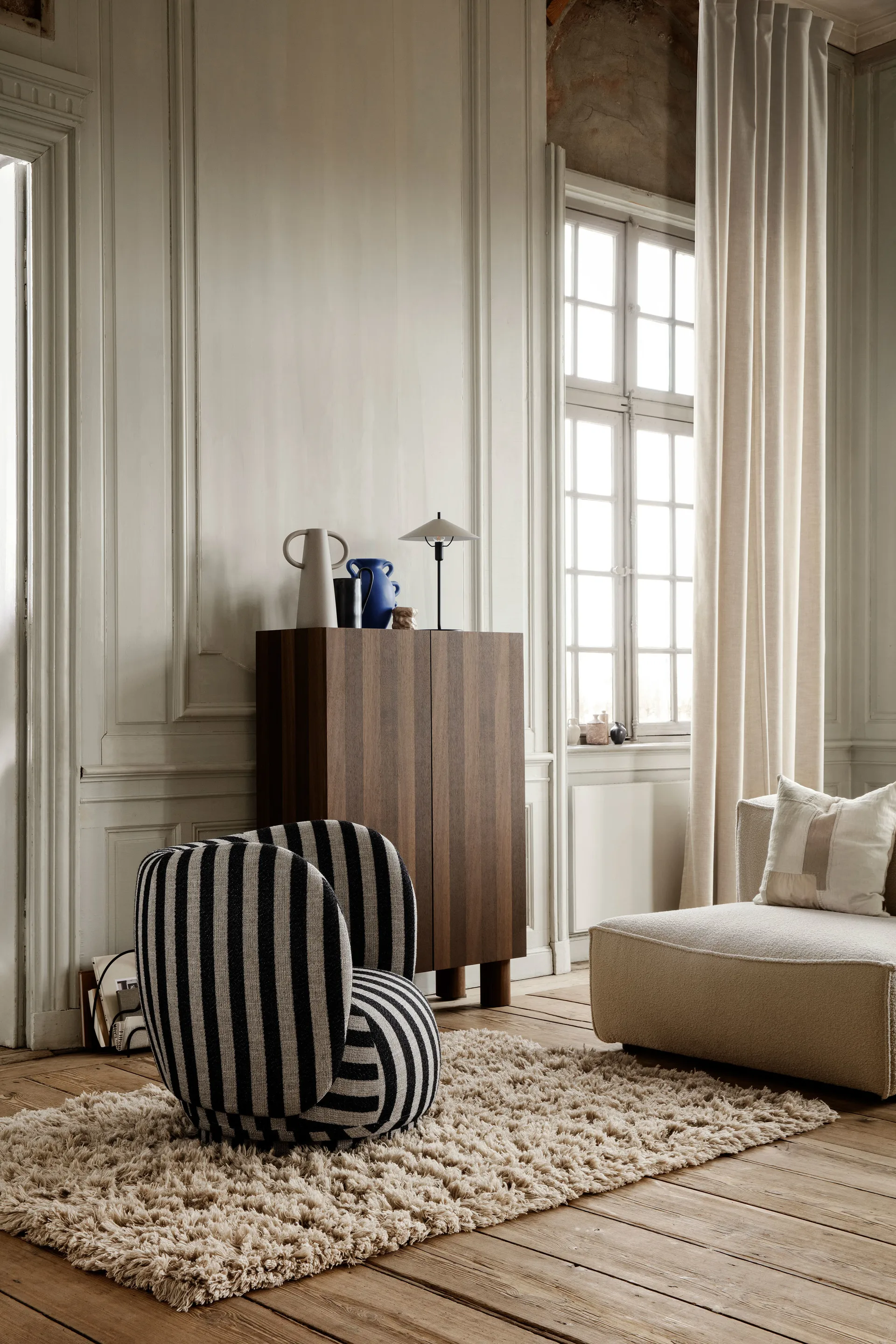 Sillón Rico lounge chair, Louisiana sand black Ferm Living