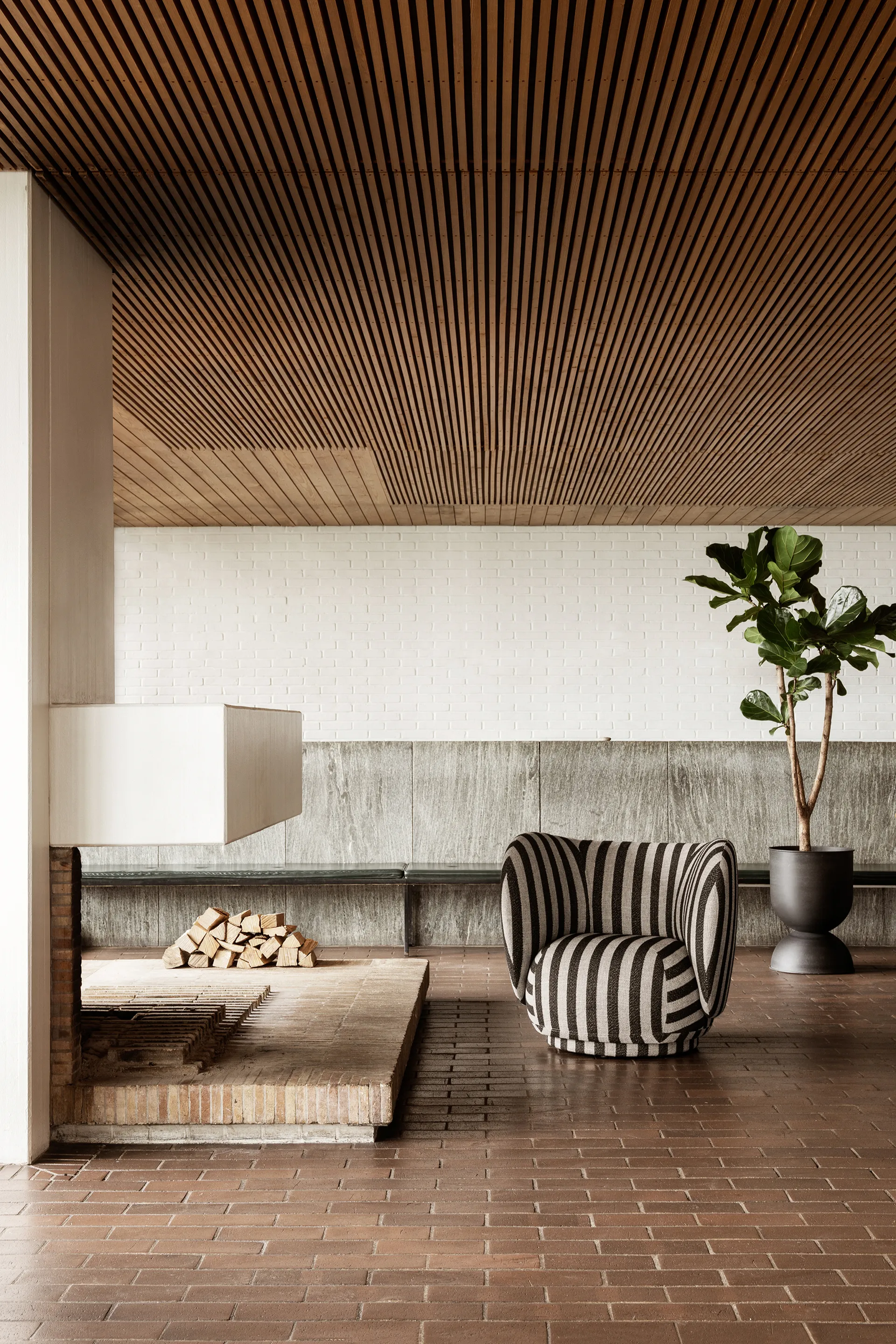 Sillón Rico lounge chair, Louisiana sand black Ferm Living