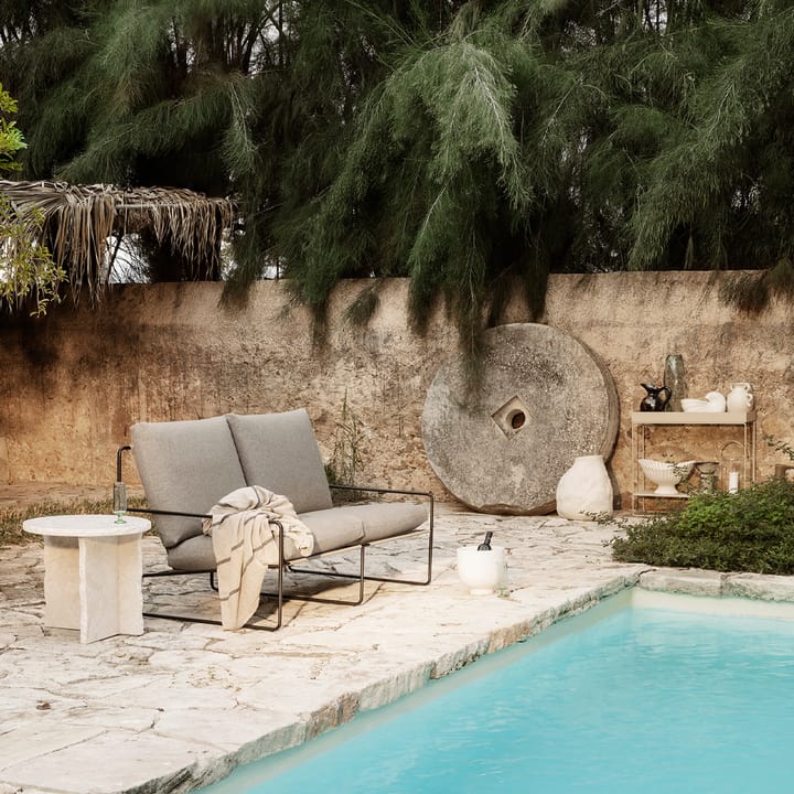 Sofá de 3 plazas Desert, Tela dark sand, base negra Ferm Living