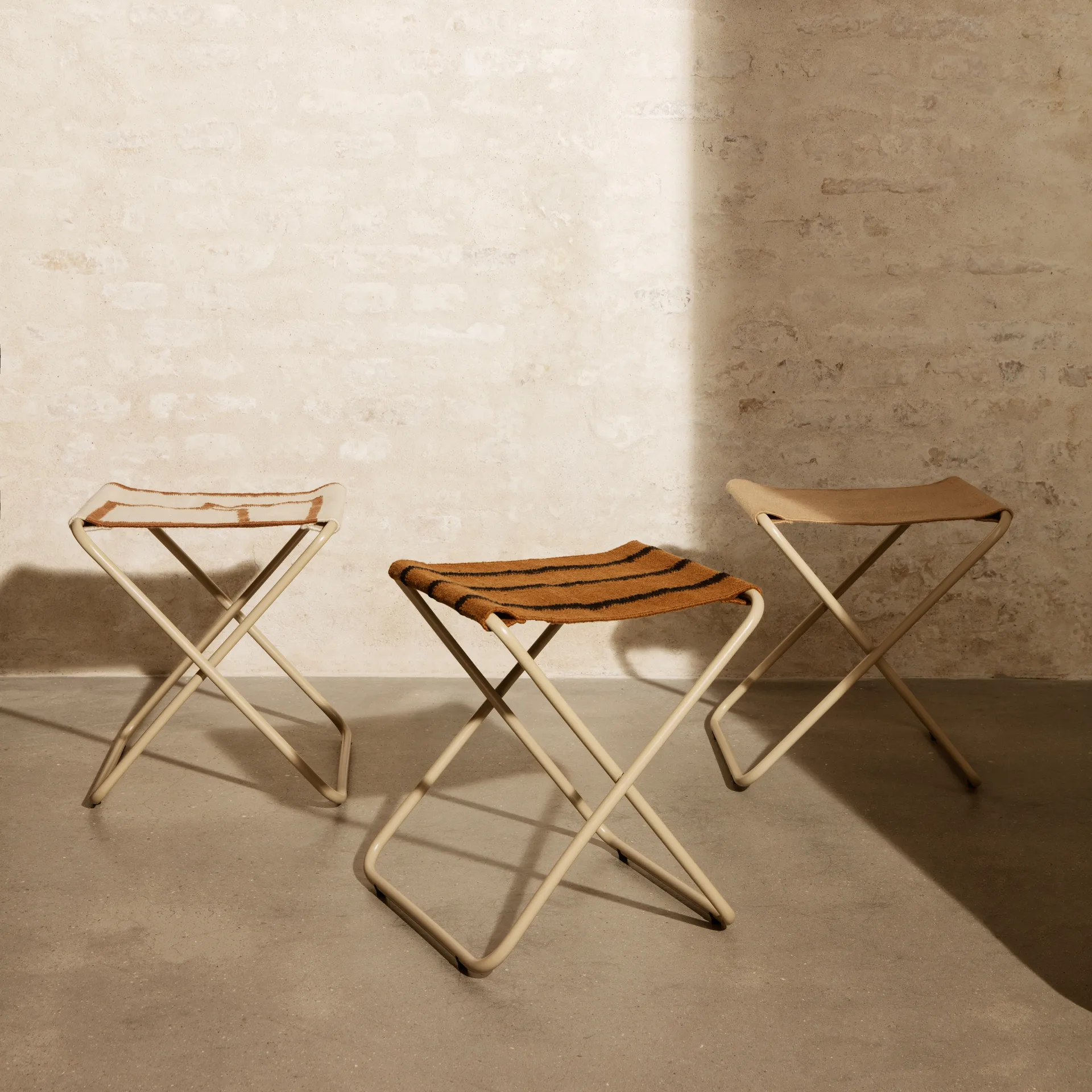 Taburete bajo Desert, Cashmere-sand
 Ferm Living