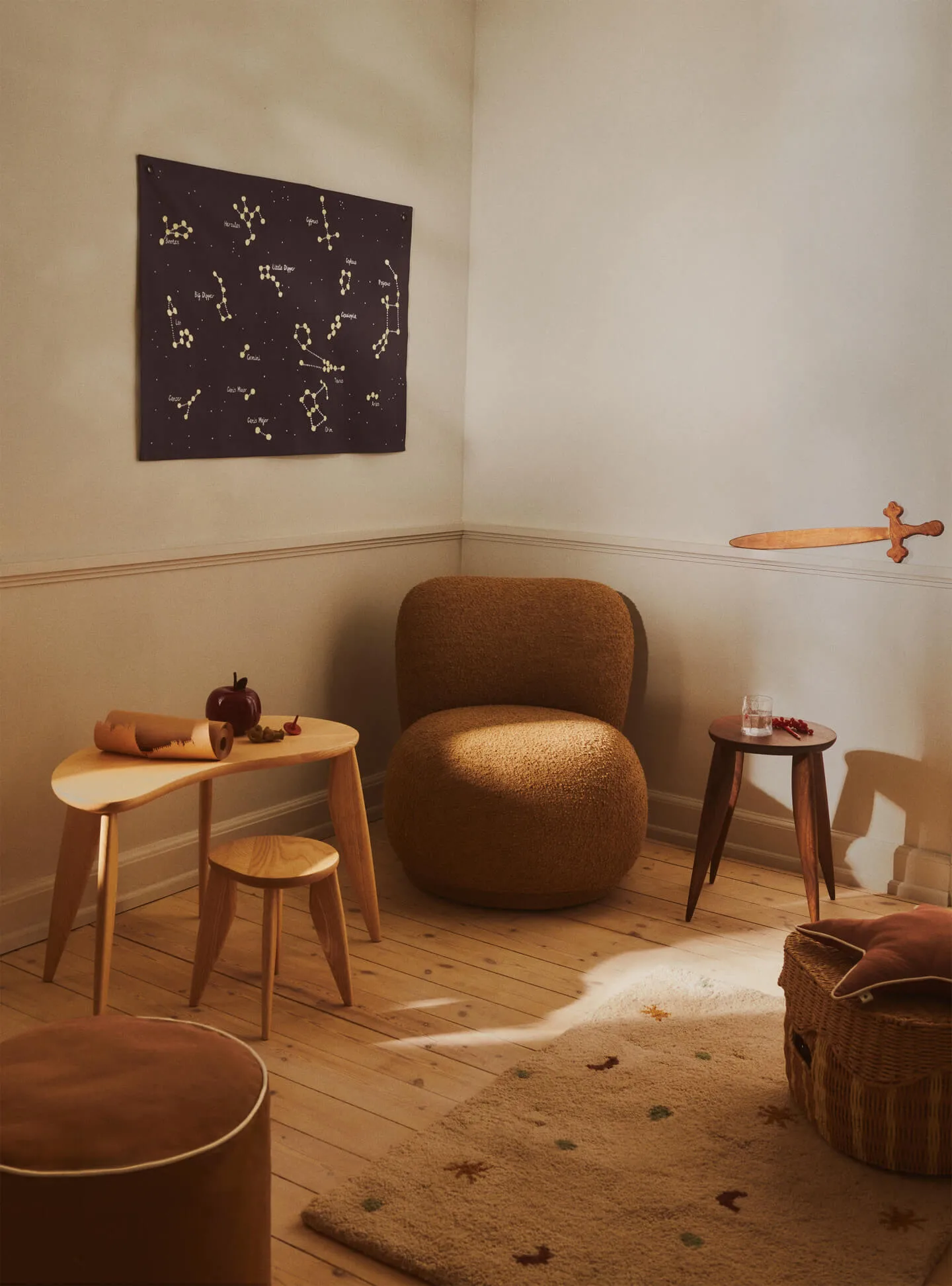 Taburete redondo Feve kids, Fresno sin tratar, Ø33x30 cm Ferm Living