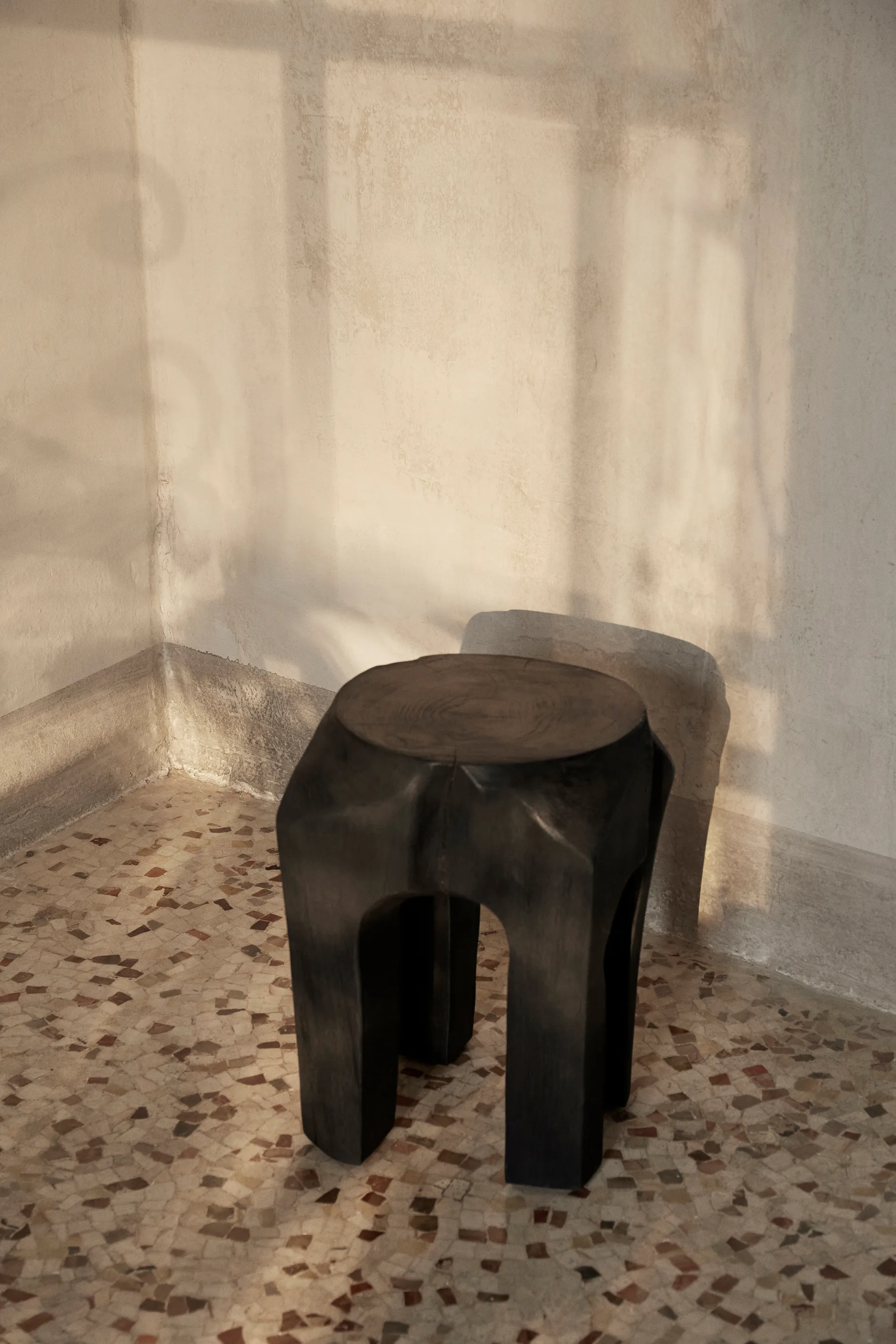 Taburete Root Ø30x40 cm, Black stained Ferm Living
