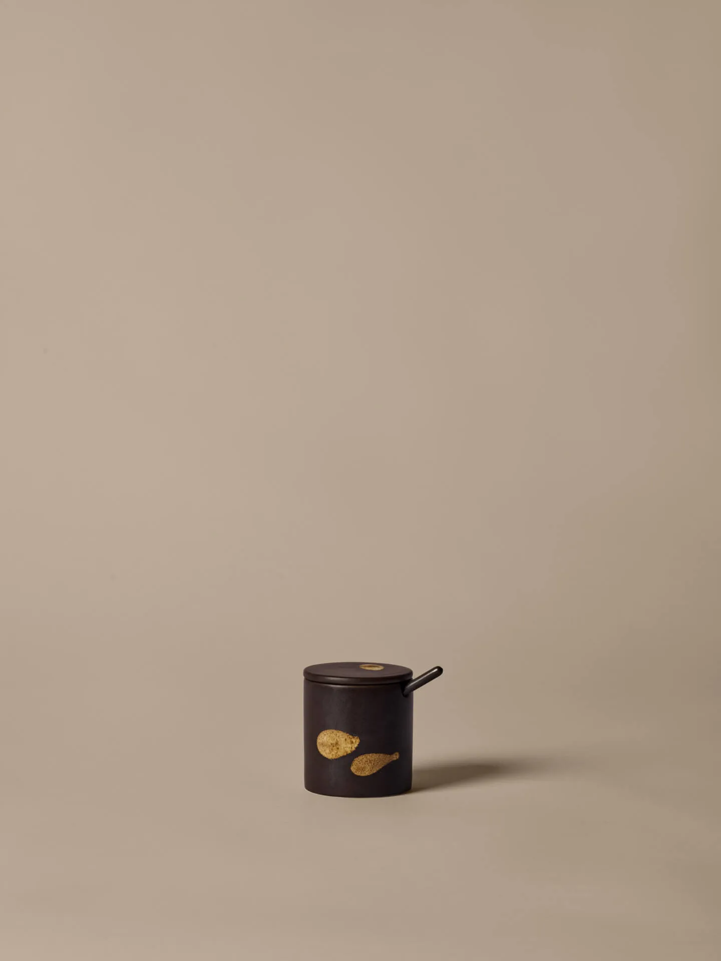 Tarro con cuchara Koyo, Dark brown-buff Ferm Living