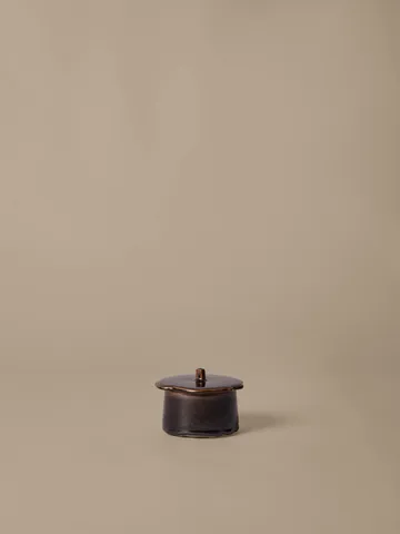 Tarro con tapa Marnen  - Carob brown, Ø13 × 7 cm - Ferm Living