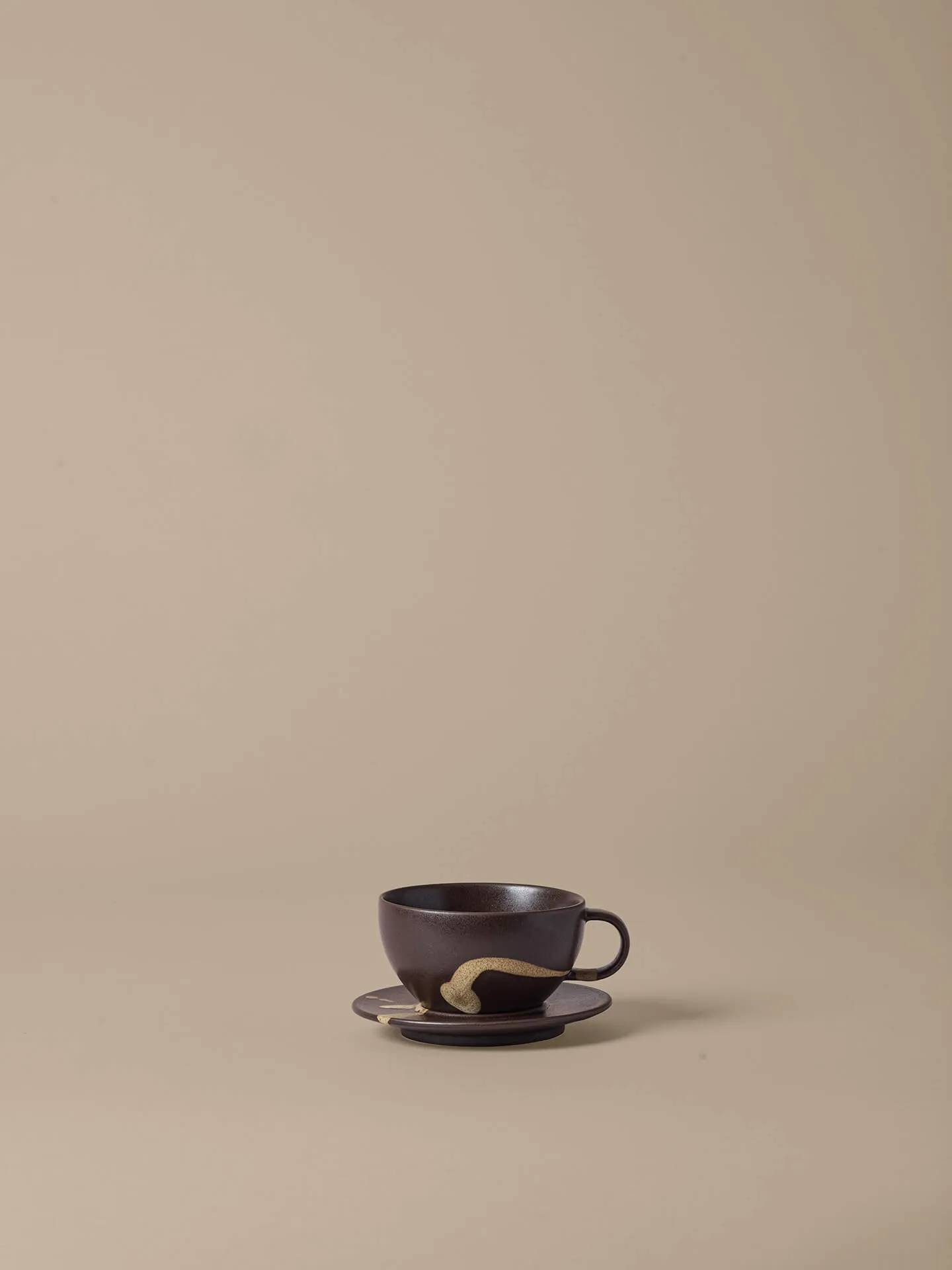 Taza con plato Koyo 36 cl, Dark brown-buff Ferm Living