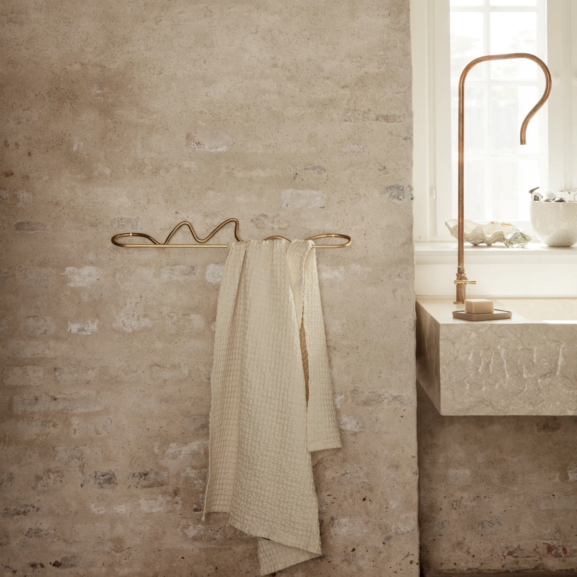 Toallero Curvature, latón Ferm Living