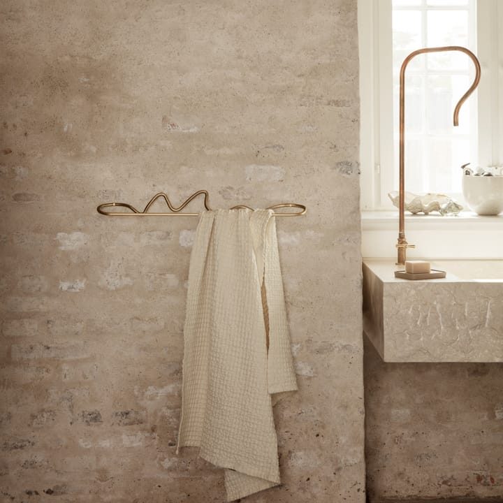 Toallero Curvature, latón Ferm Living