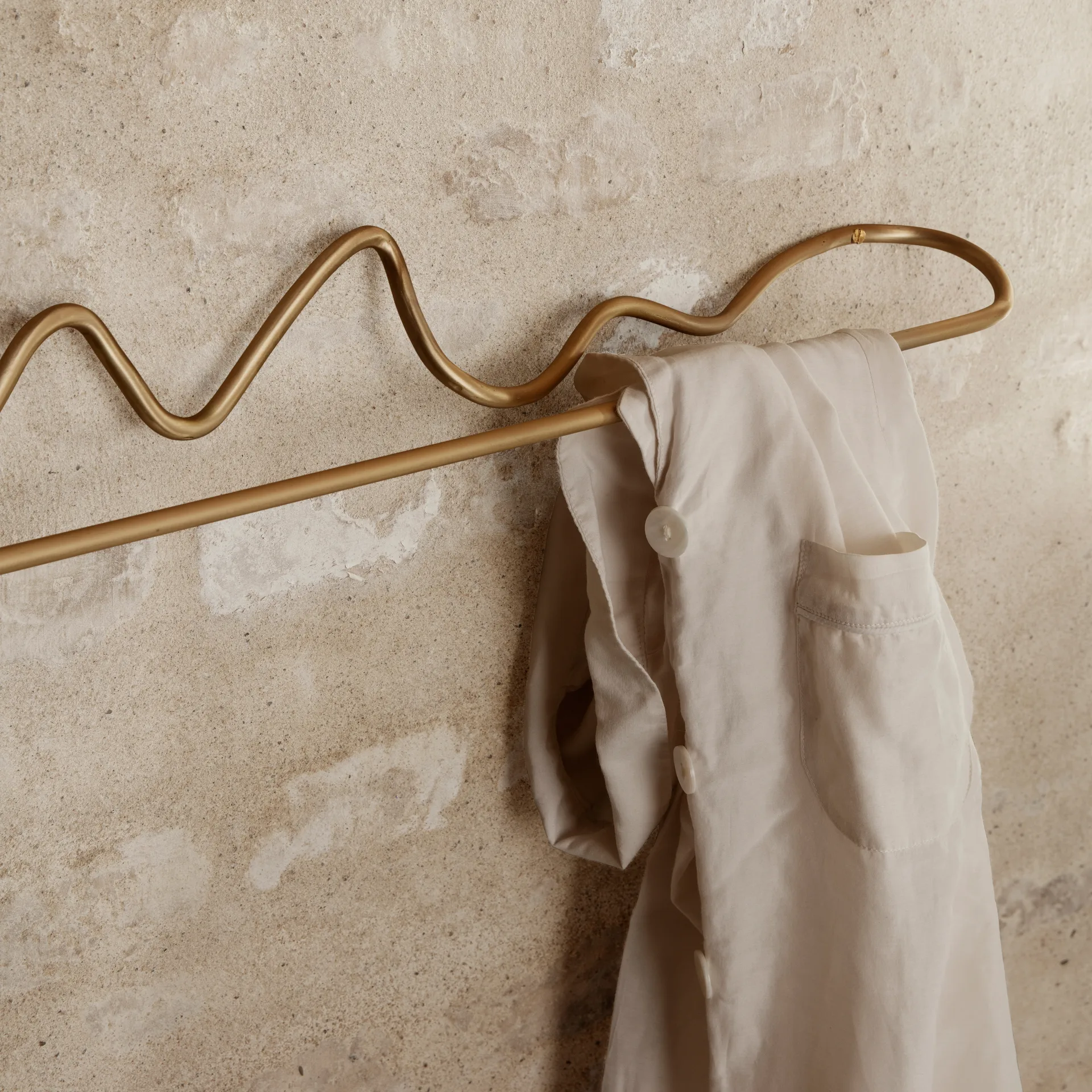 Toallero Curvature, latón Ferm Living