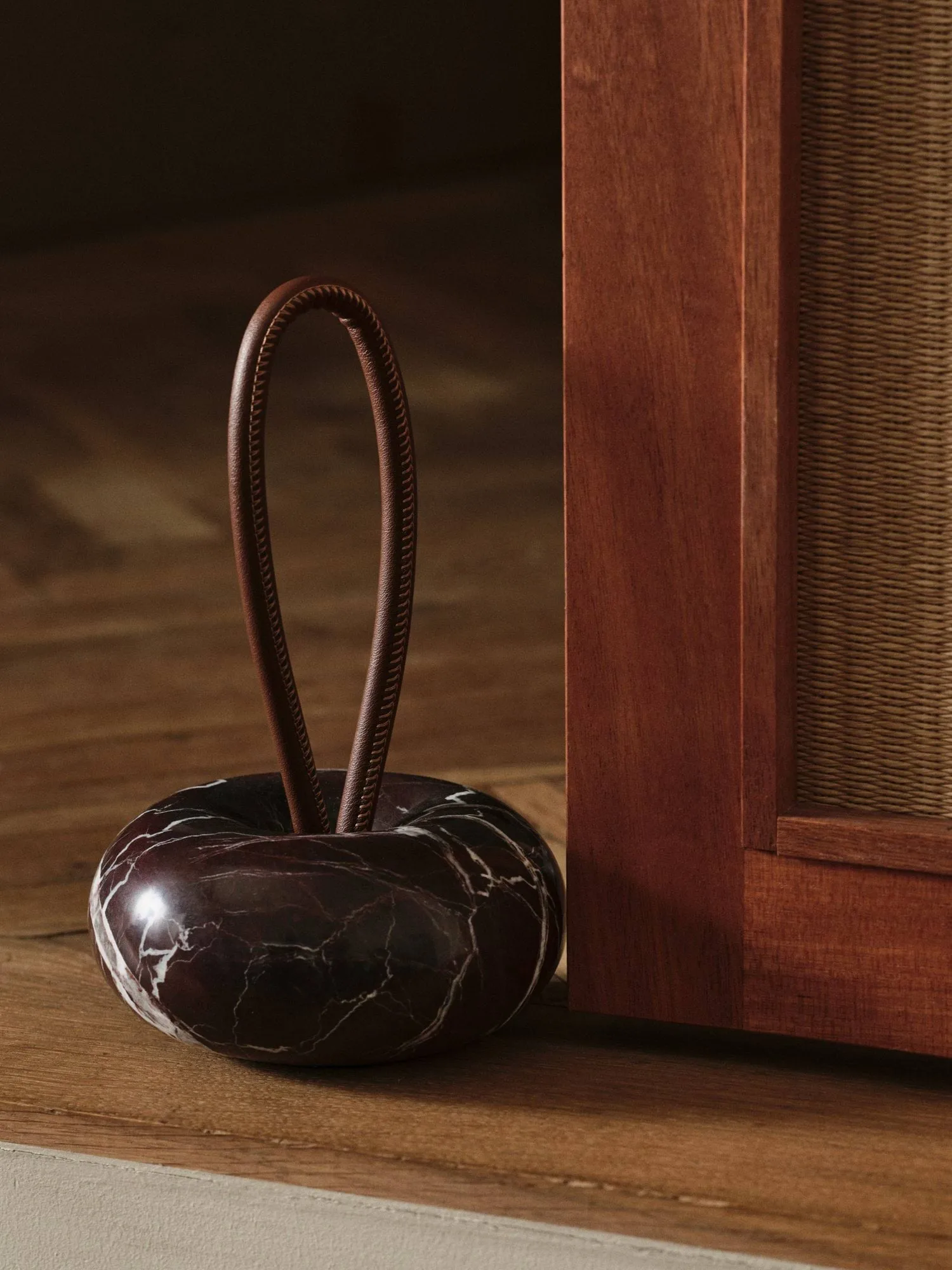 Tope para puerta Wa, Mármol Rosso Levanto, Ø14 cm Ferm Living