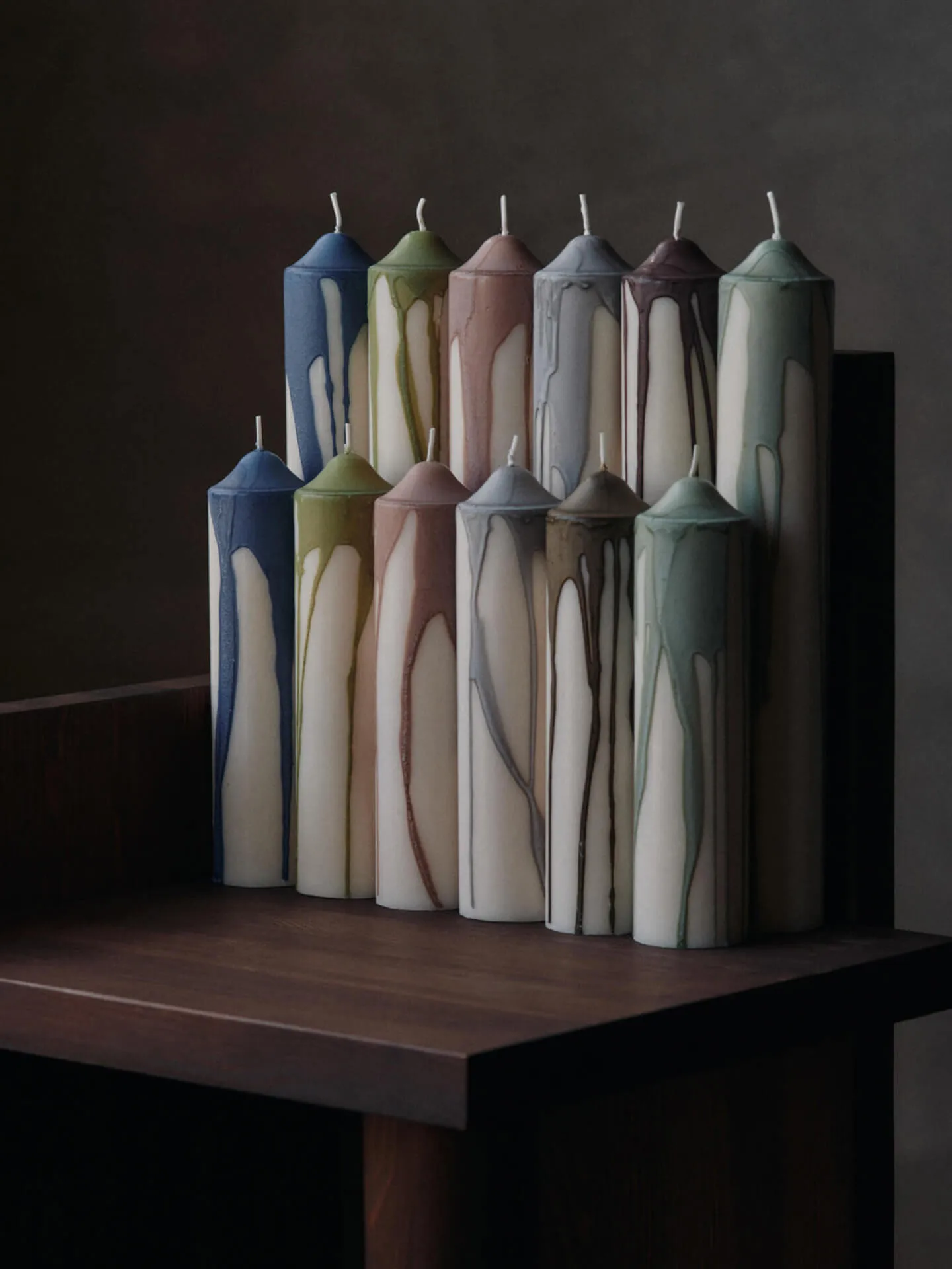 Vela cilíndrica Dryp, Olive Green, 30 cm Ferm Living