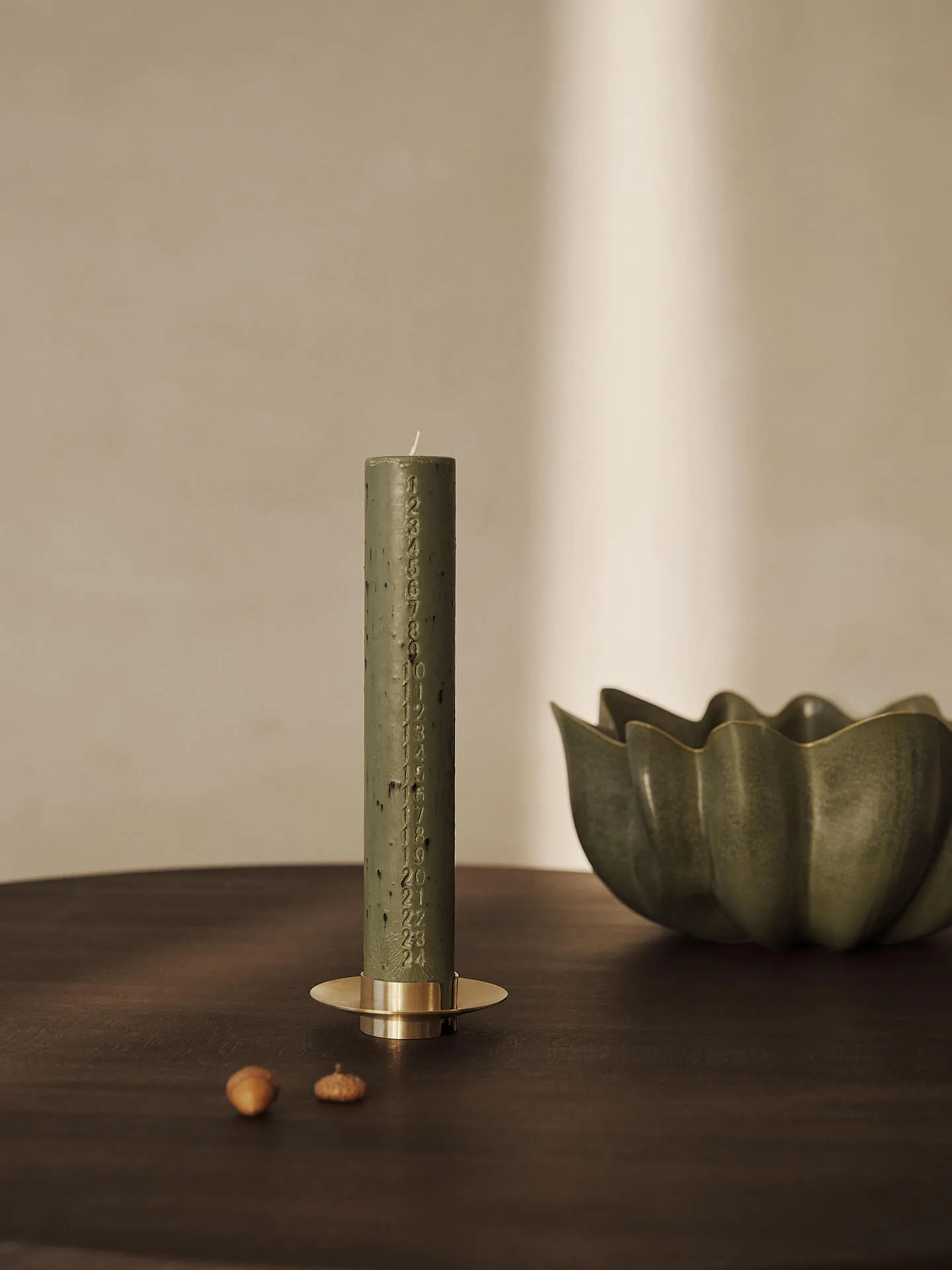 Vela de calendario Mura, Artichoke green Ferm Living