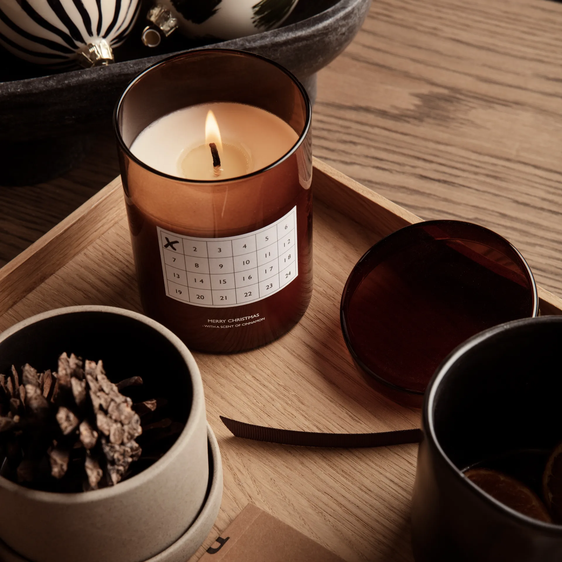 Vela perfumada Christmas Calendar, marrón rojizo Ferm Living