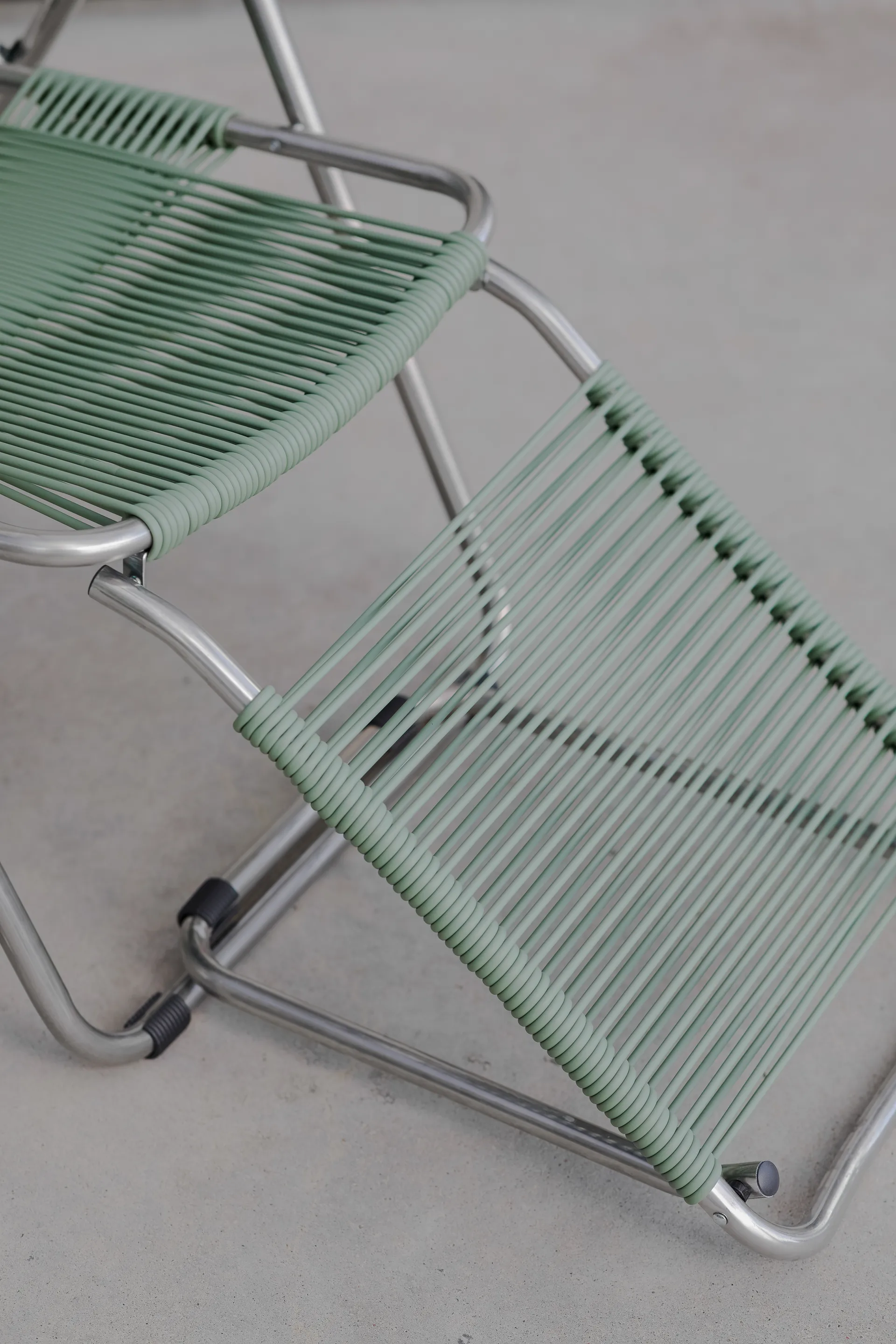 Silla para tomar el sol con reposapiés Spaghetti, Sage green Fiam