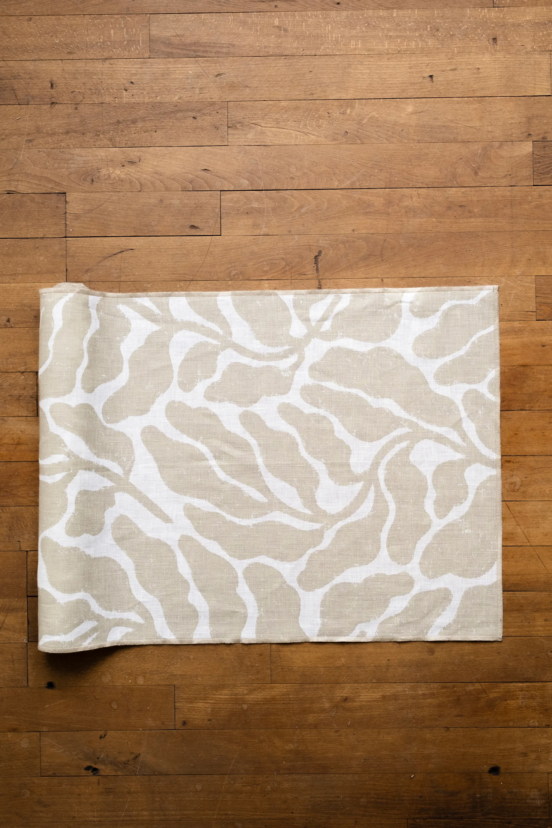 Camino de mesa Leaves, Oat, 45x180 cm Fine Little Day