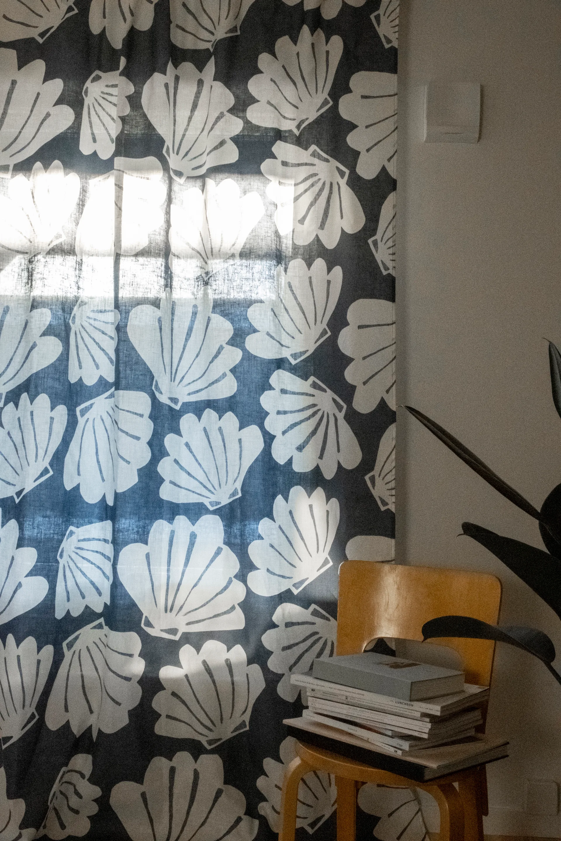 Cortina alargada Snäcka 145x250, azul Fine Little Day